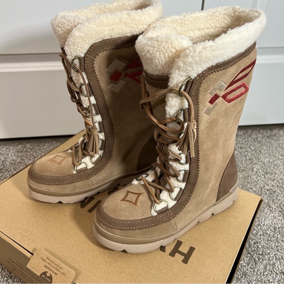 Manitobah Anakwa Tall Mukluk in Oak / Chene | Size 8 - Picture 4 of 8